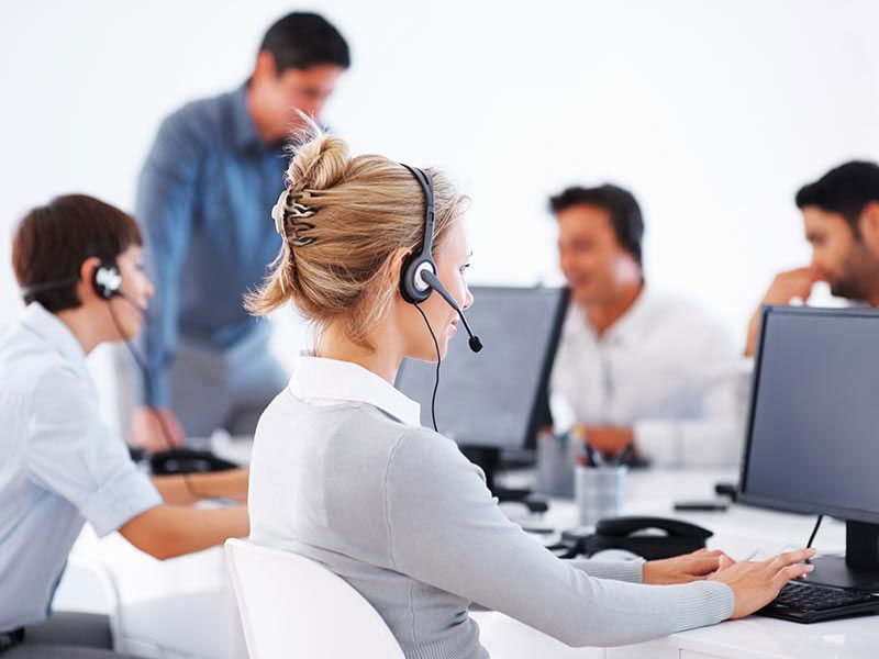 Casque Posé Sur Un Clavier D'ordinateur De Télémarketing, Centre D